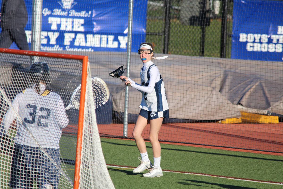 Emily Geller with the ball for Huntington. (Gregg Geller photo.)