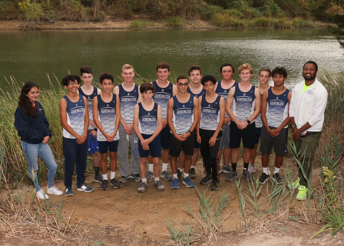 The 2019 Huntington High School boys' cross country team.