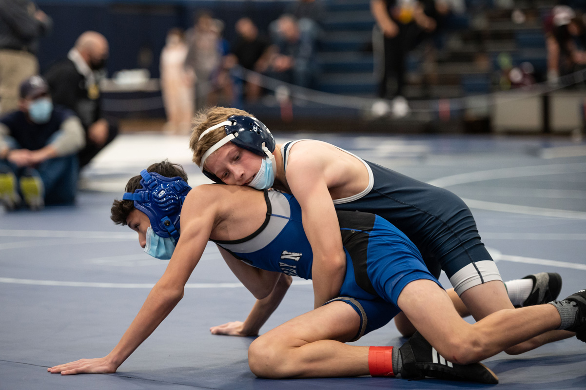 Huntington's Walter Kusterbeck rides his opponent. (Darin Reed photo.)