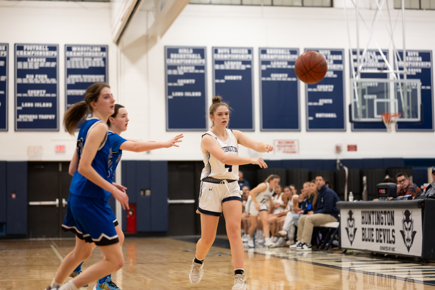  Huntington basketball star Lauren Donaghy dishes the ball off to a teammate. (Darin Reed photo.)  