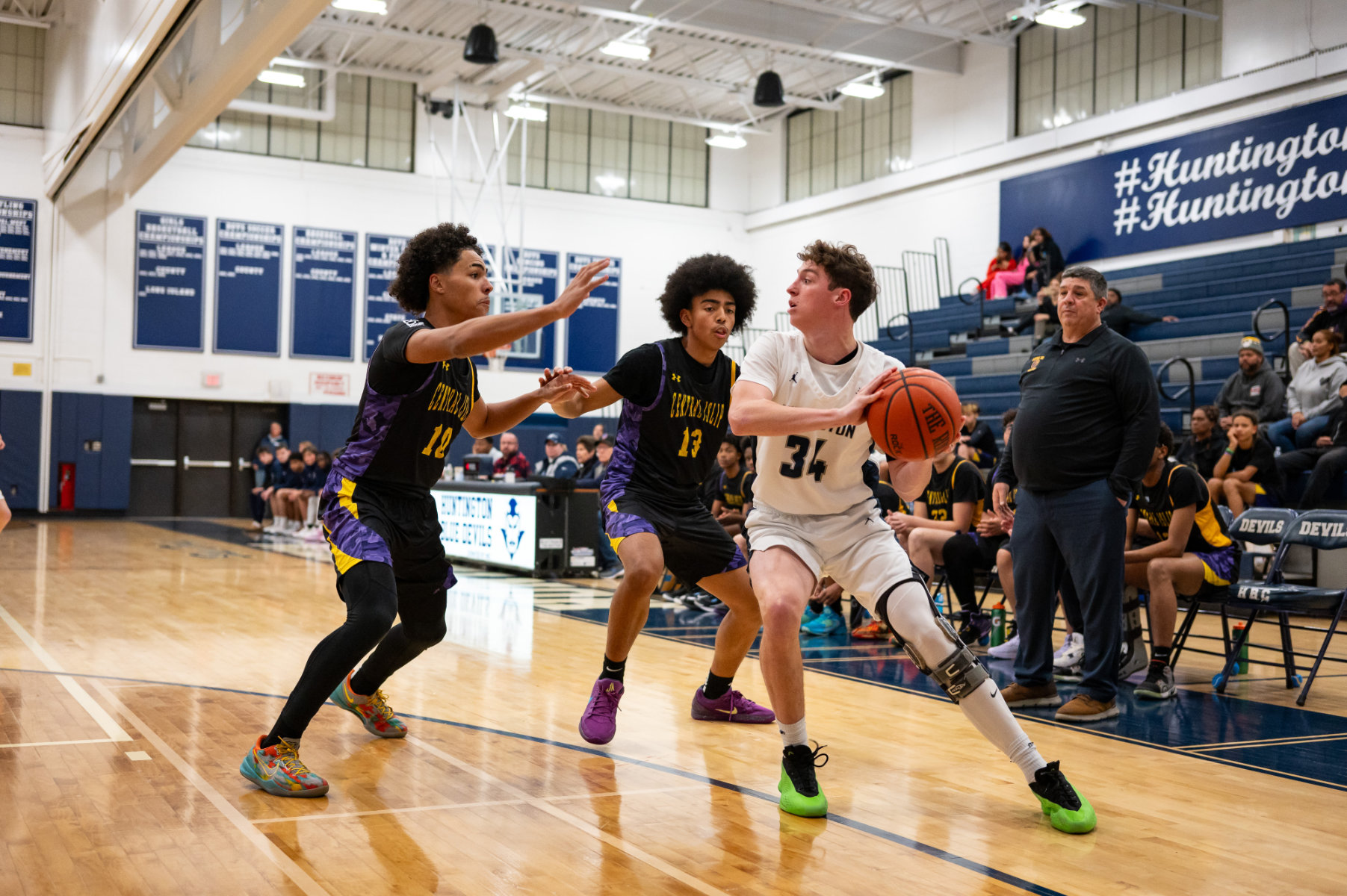  The Huntington boys' basketball program will hold a free clinic on Monday, December 30 from 9 a.m. to 12 p.m.  