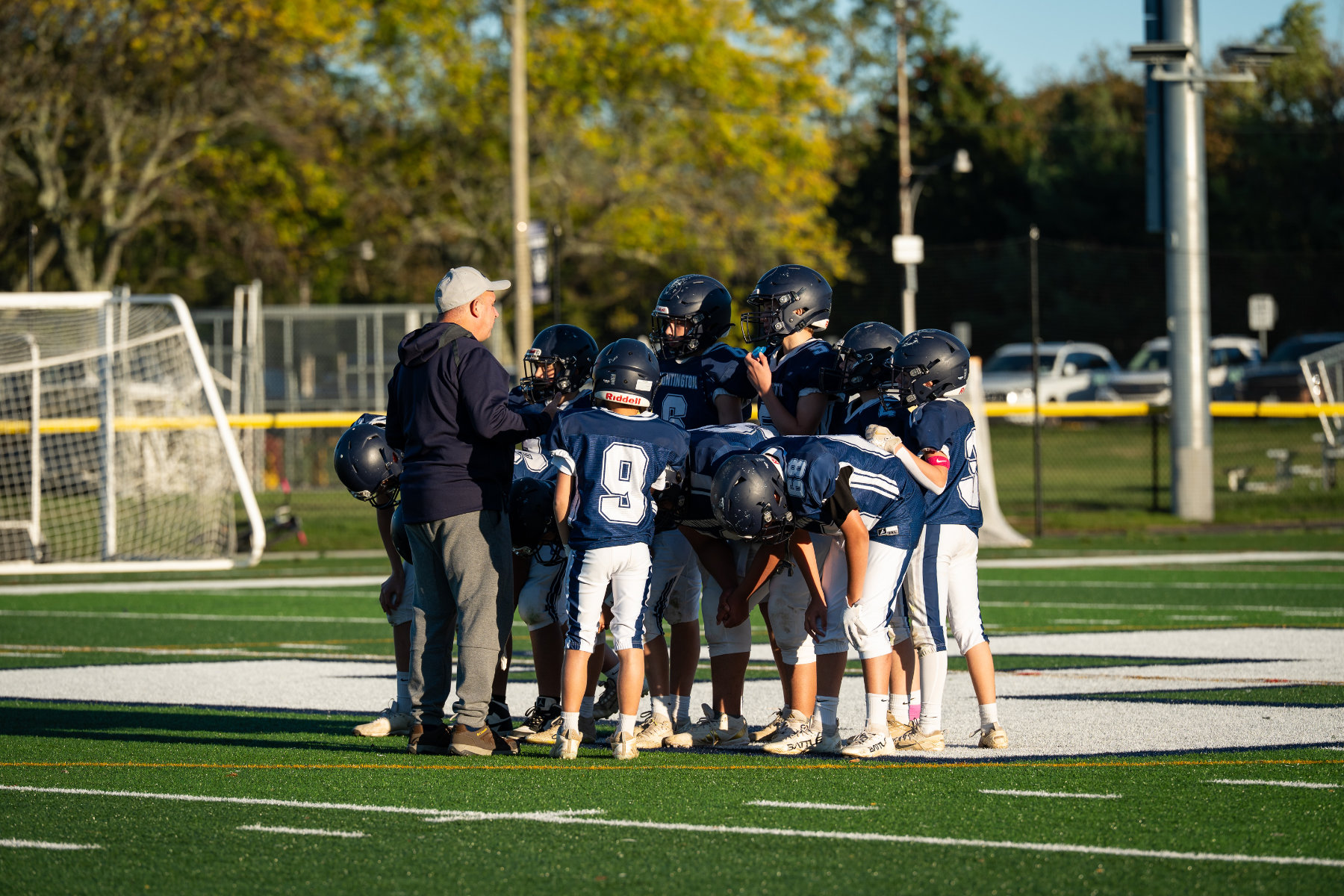  Joe Crocco huddles with Finley football players. (Darin Reed photo.)  